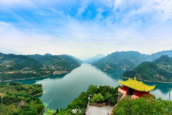 夕阳下的湖北乡村，老张的稻田沉思时光